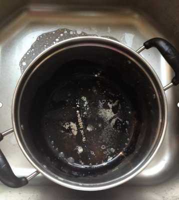电磁炉的那种不锈钢锅用久了,内有黑色铁垢似的东西,锅还能用吗（如何清洗不锈钢制品的黑垢）-图2