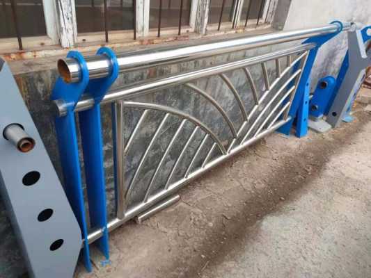 为什么现在郑州道路中间的护栏都选用的不锈钢护栏（郑州不锈钢制品价格）-图1